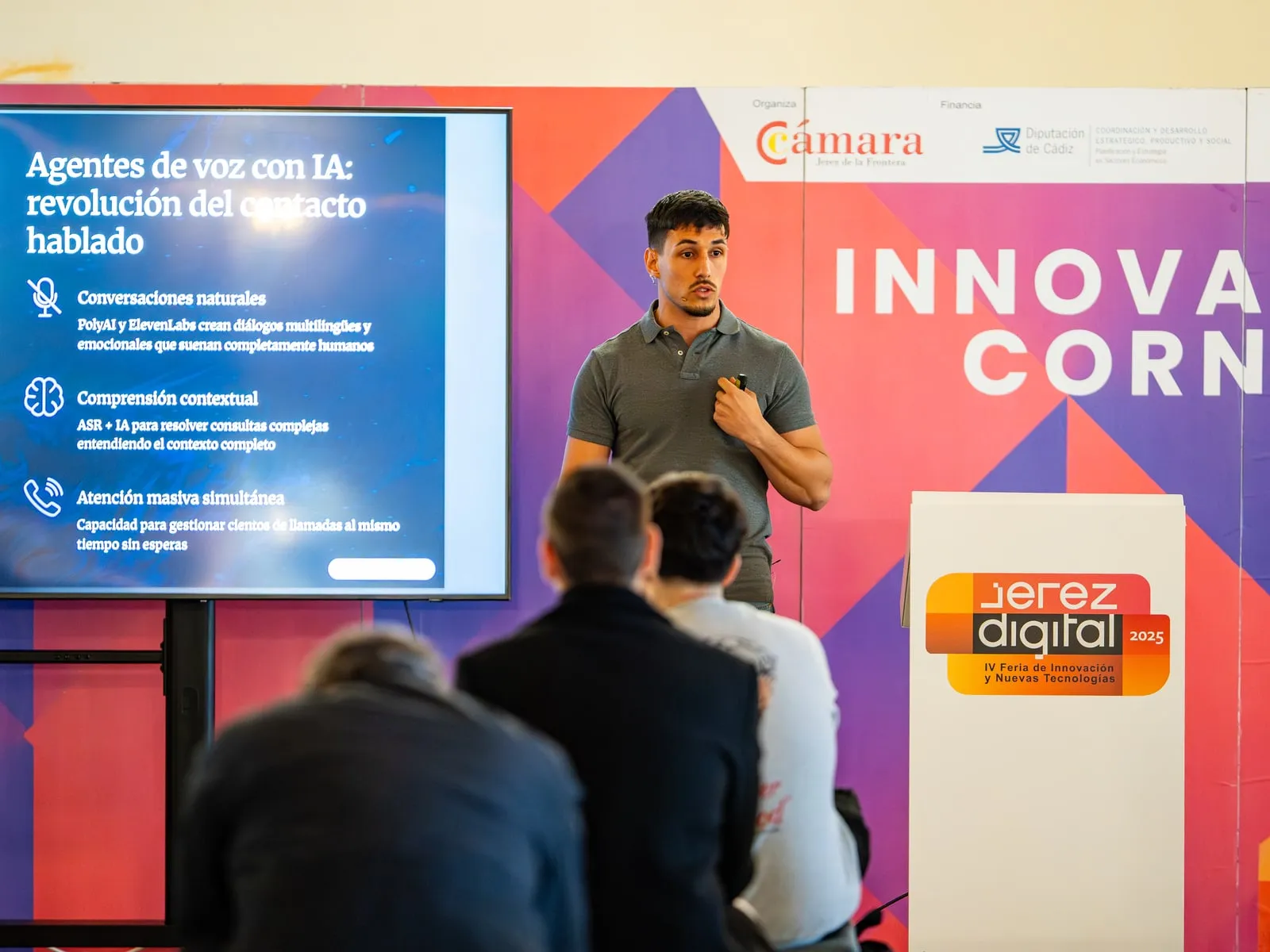Juan, fundador de AIMAX, presentando sobre agentes de voz con IA en Jerez Digital 2025